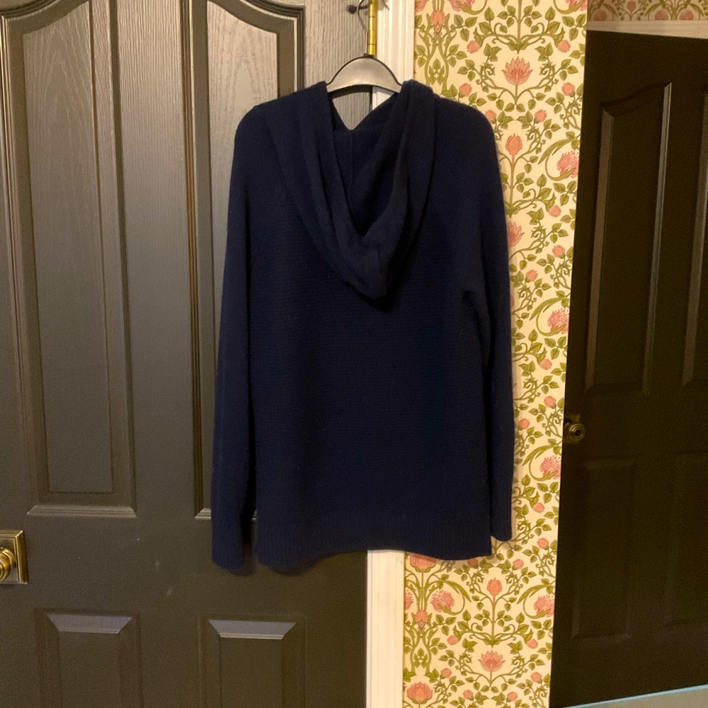 Athlete sweater with hood and hand pouch